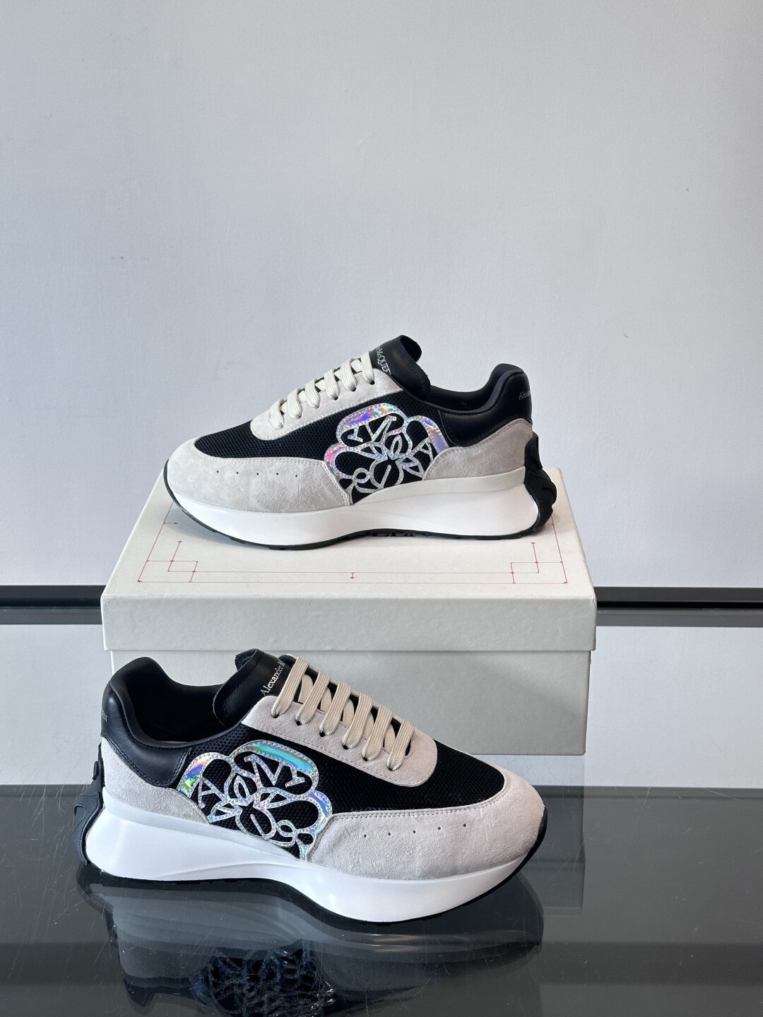 Alexander McQueen Baskets Sprint Runner blanc et noir