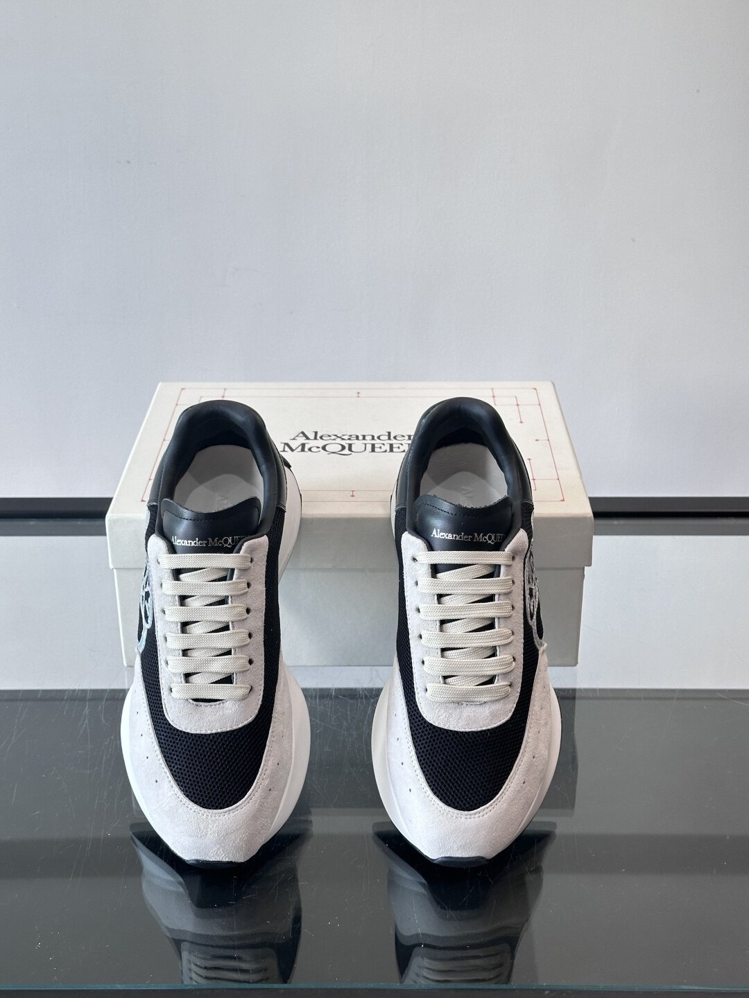 Alexander McQueen Baskets Sprint Runner blanc et noir
