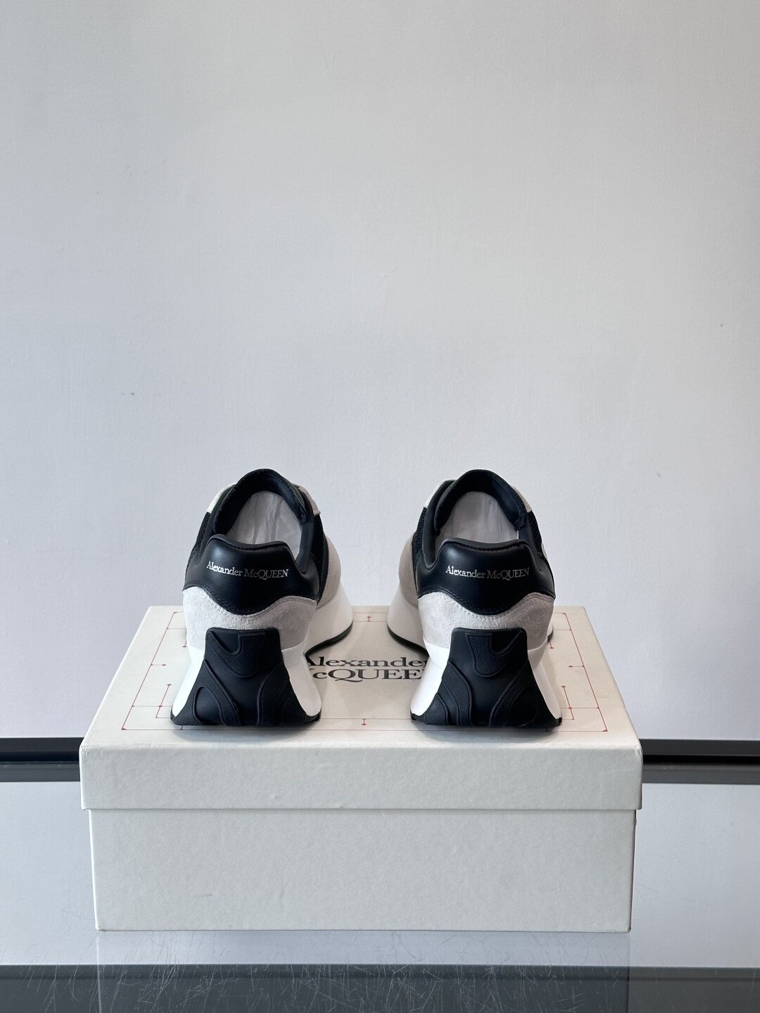 Alexander McQueen Baskets Sprint Runner blanc et noir