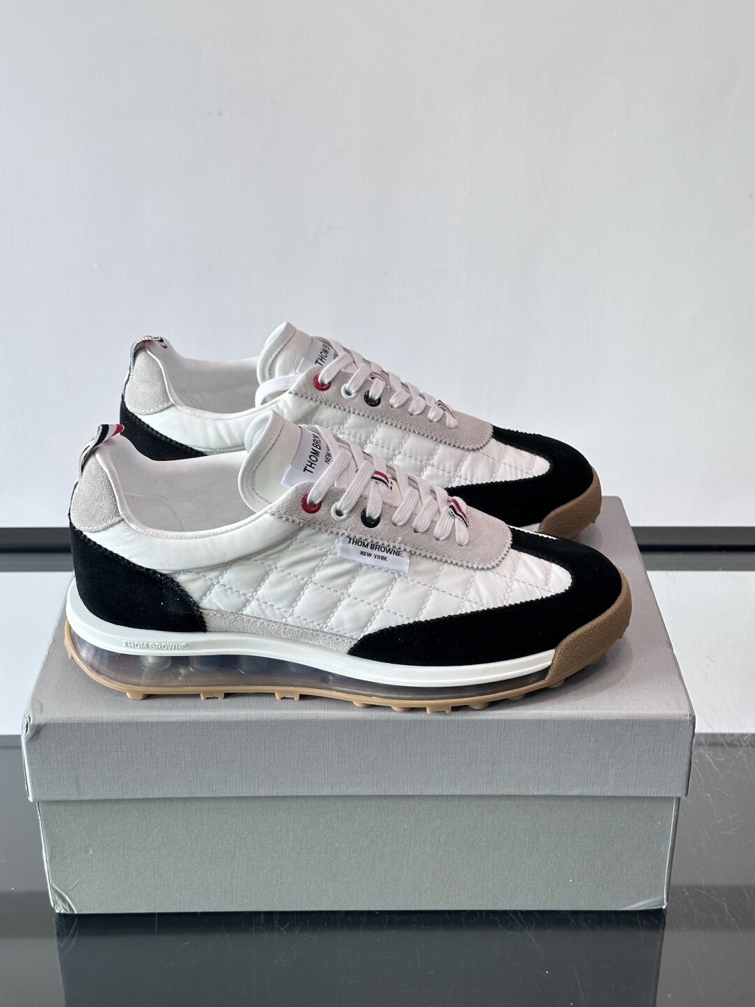 Thom Browne Baskets Tech Runner blanc et noir