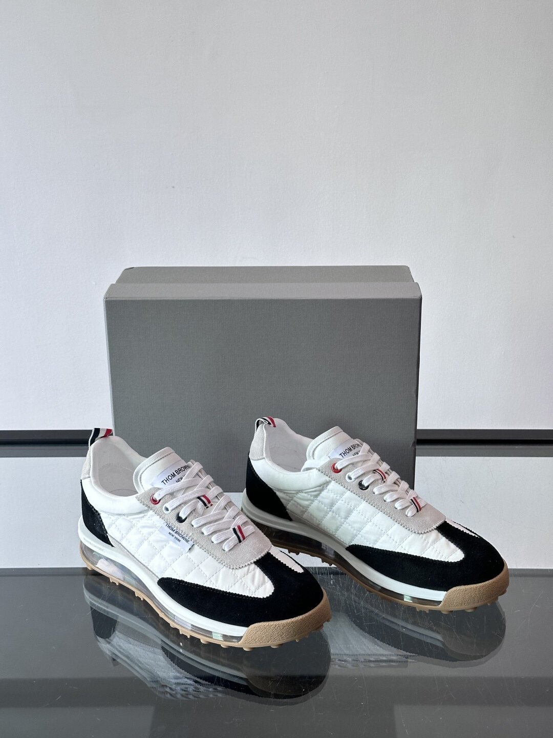 Thom Browne Baskets Tech Runner blanc et noir