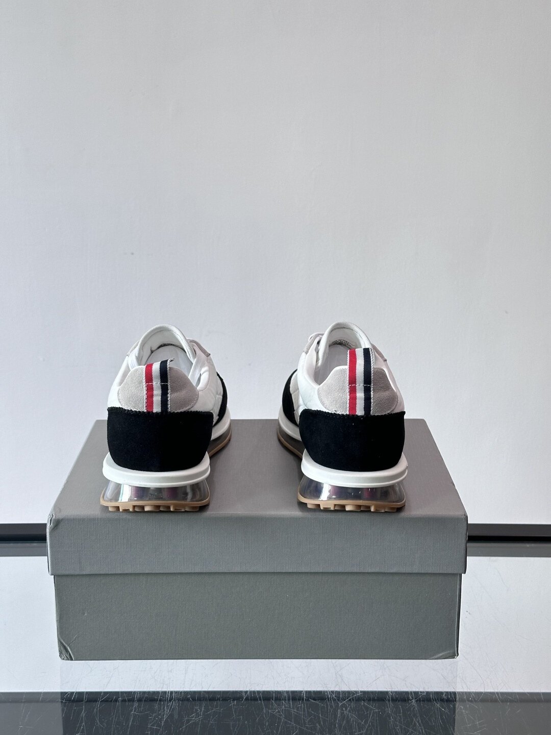 Thom Browne Baskets Tech Runner blanc et noir
