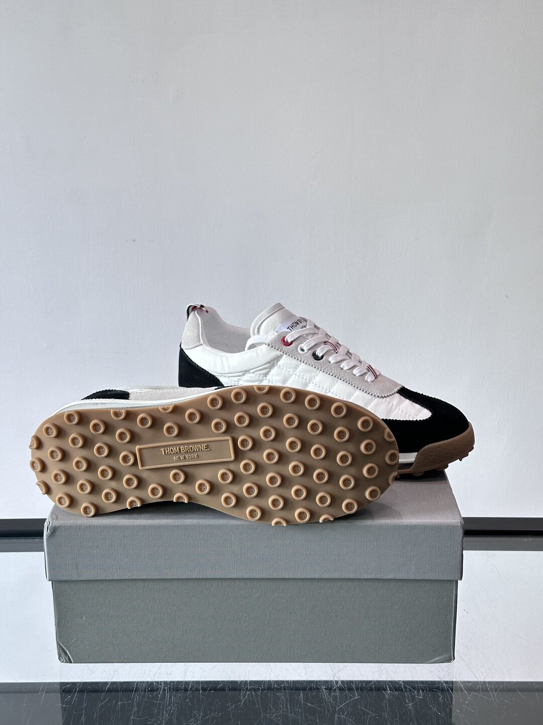 Thom Browne Baskets Tech Runner blanc et noir