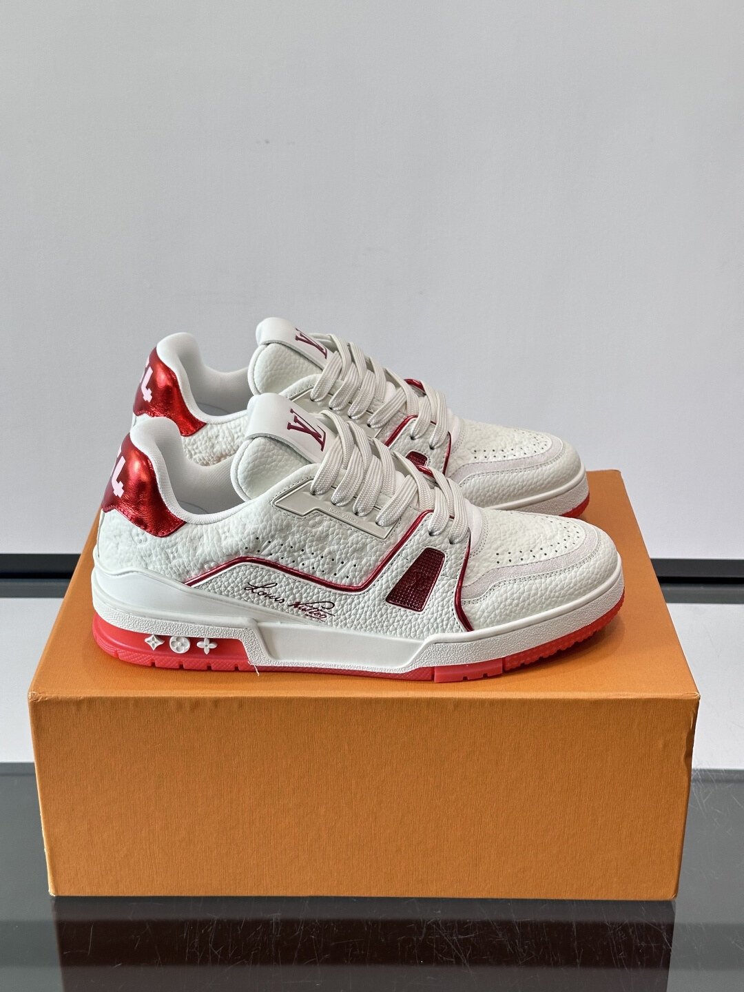 Louis Vuitton Baskets Trainer blanc et rouge