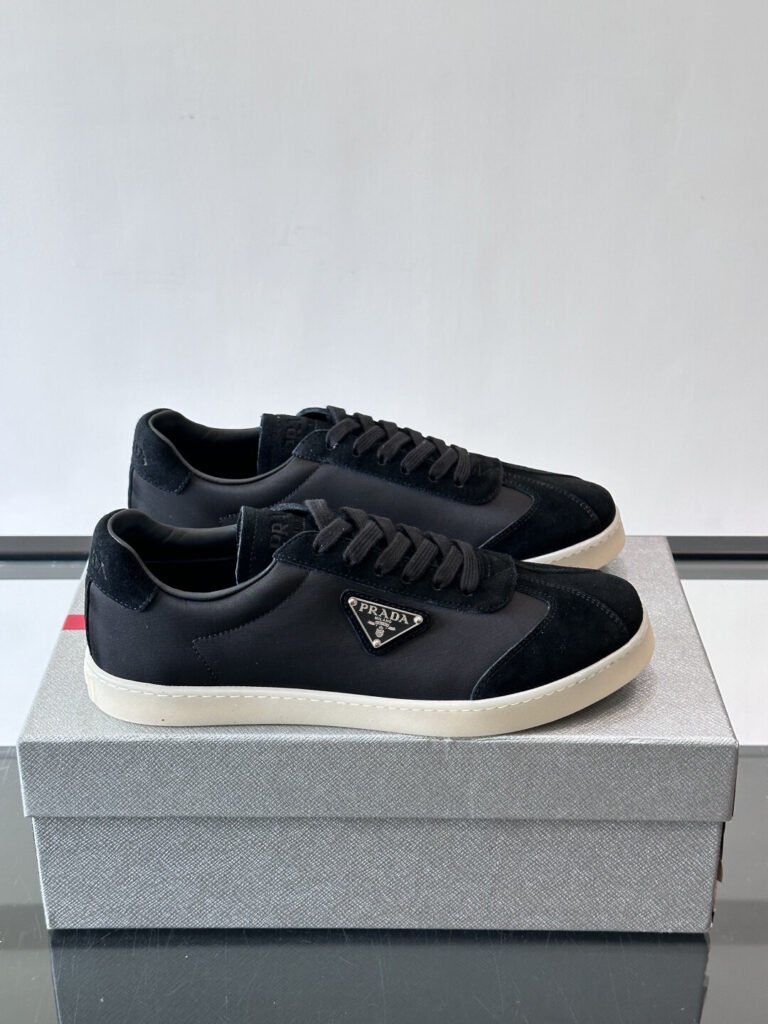 Prada Baskets Prax 01 noir et blanc