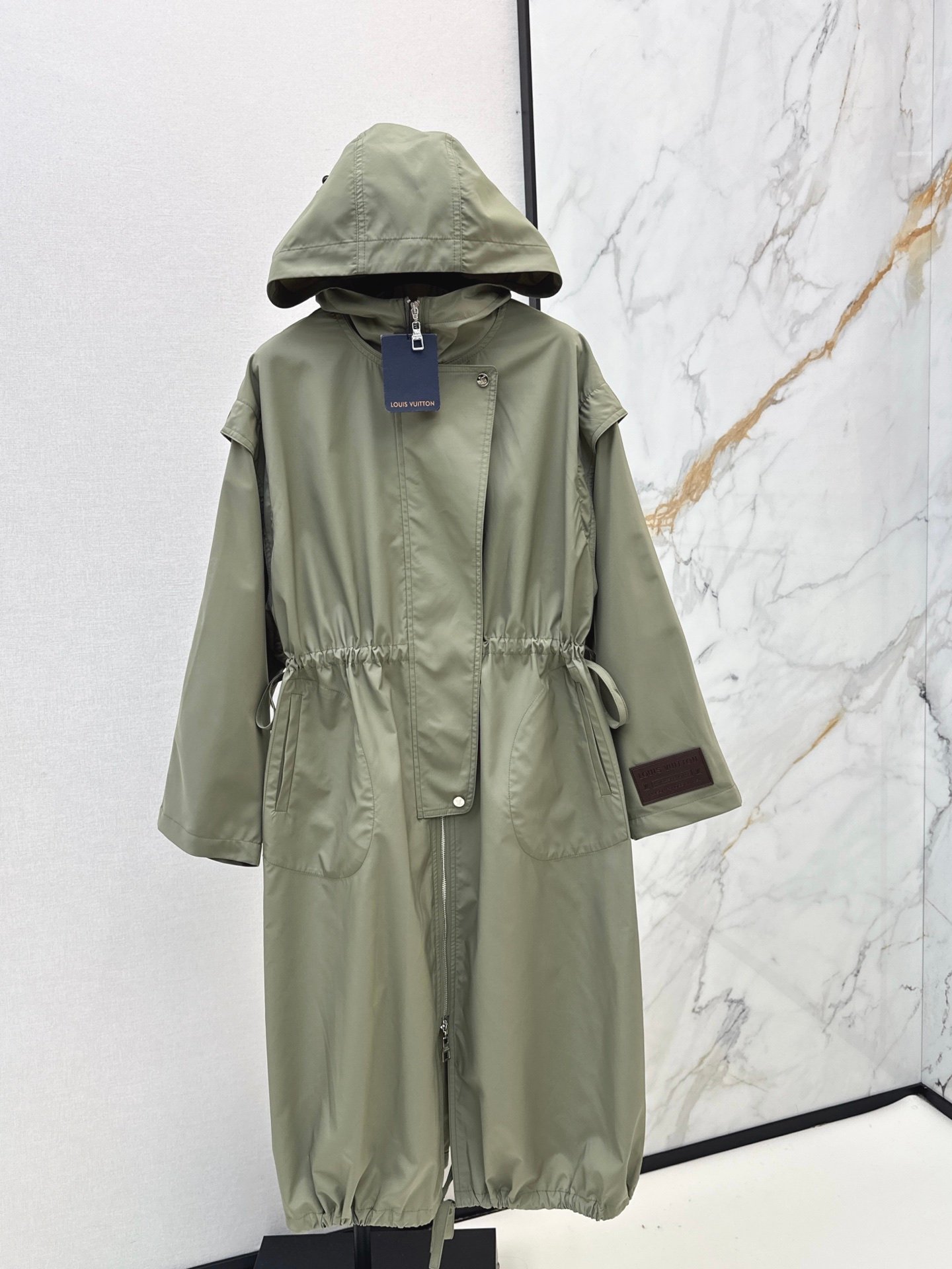 Louis Vuitton Parka longue à capuche et taille coulissée