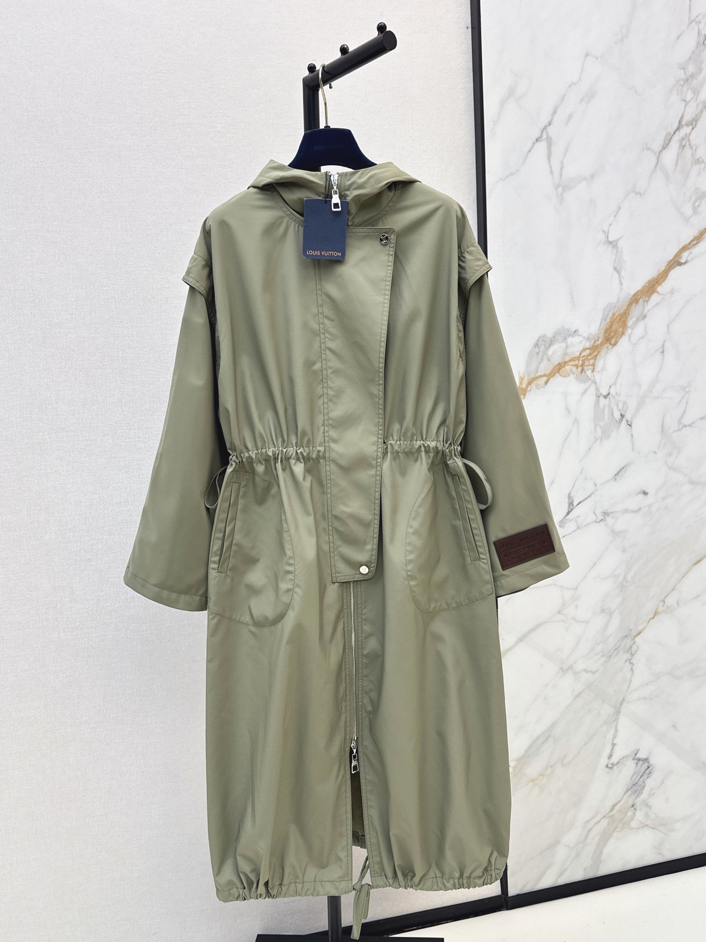 Louis Vuitton Parka longue à capuche et taille coulissée