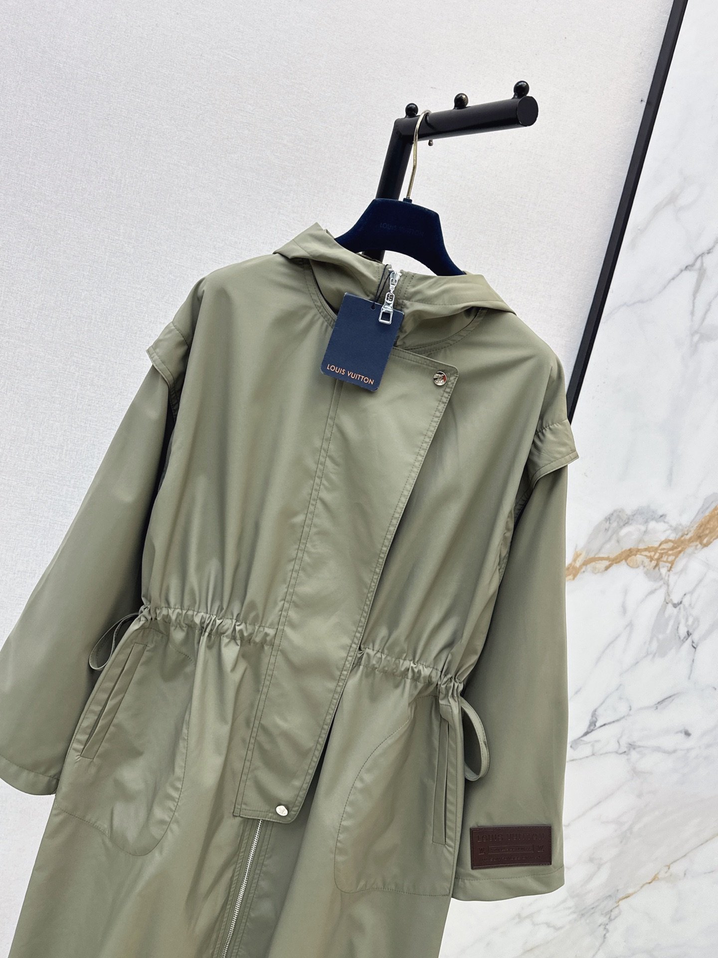 Louis Vuitton Parka longue à capuche et taille coulissée