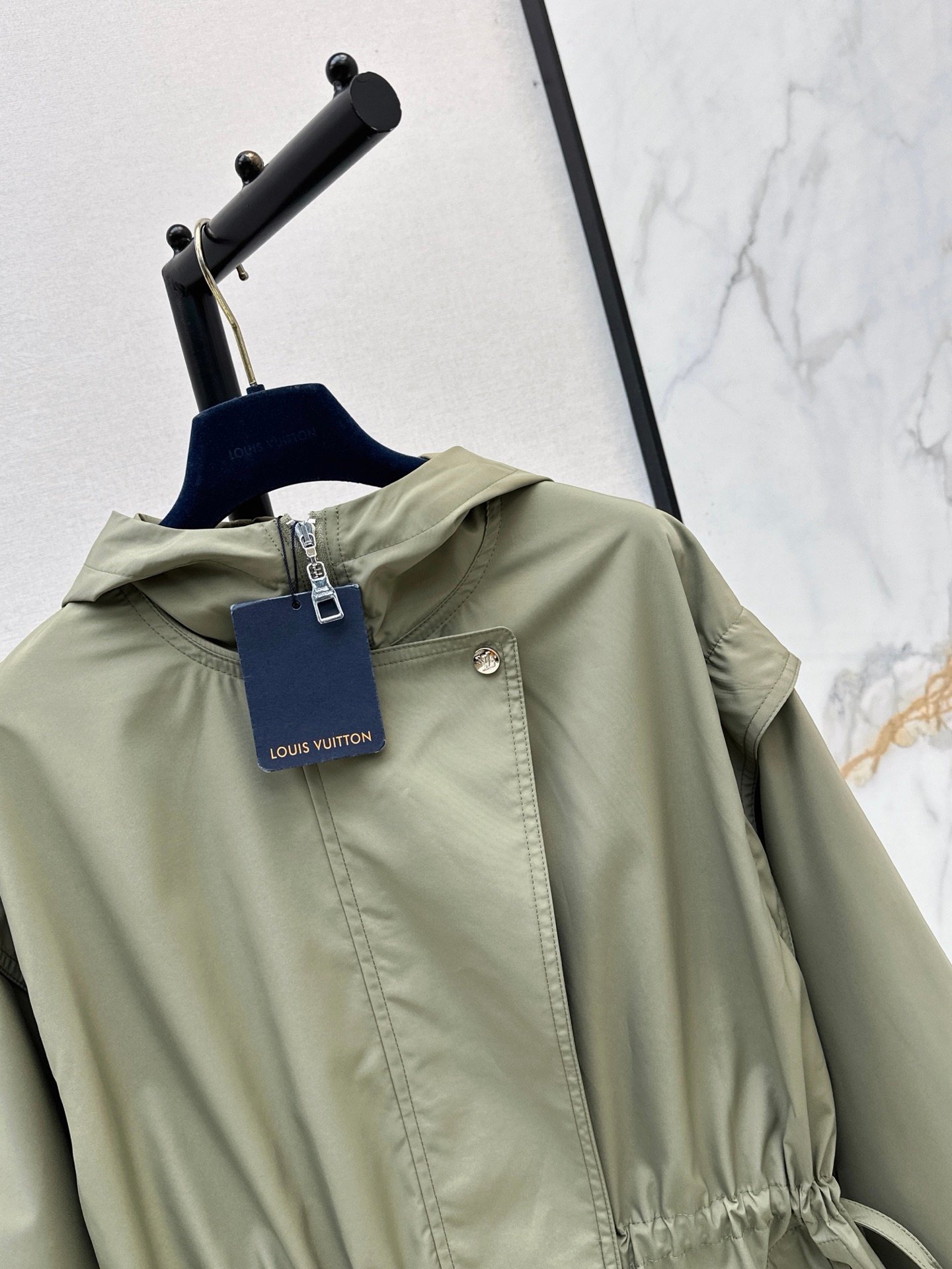 Louis Vuitton Parka longue à capuche et taille coulissée