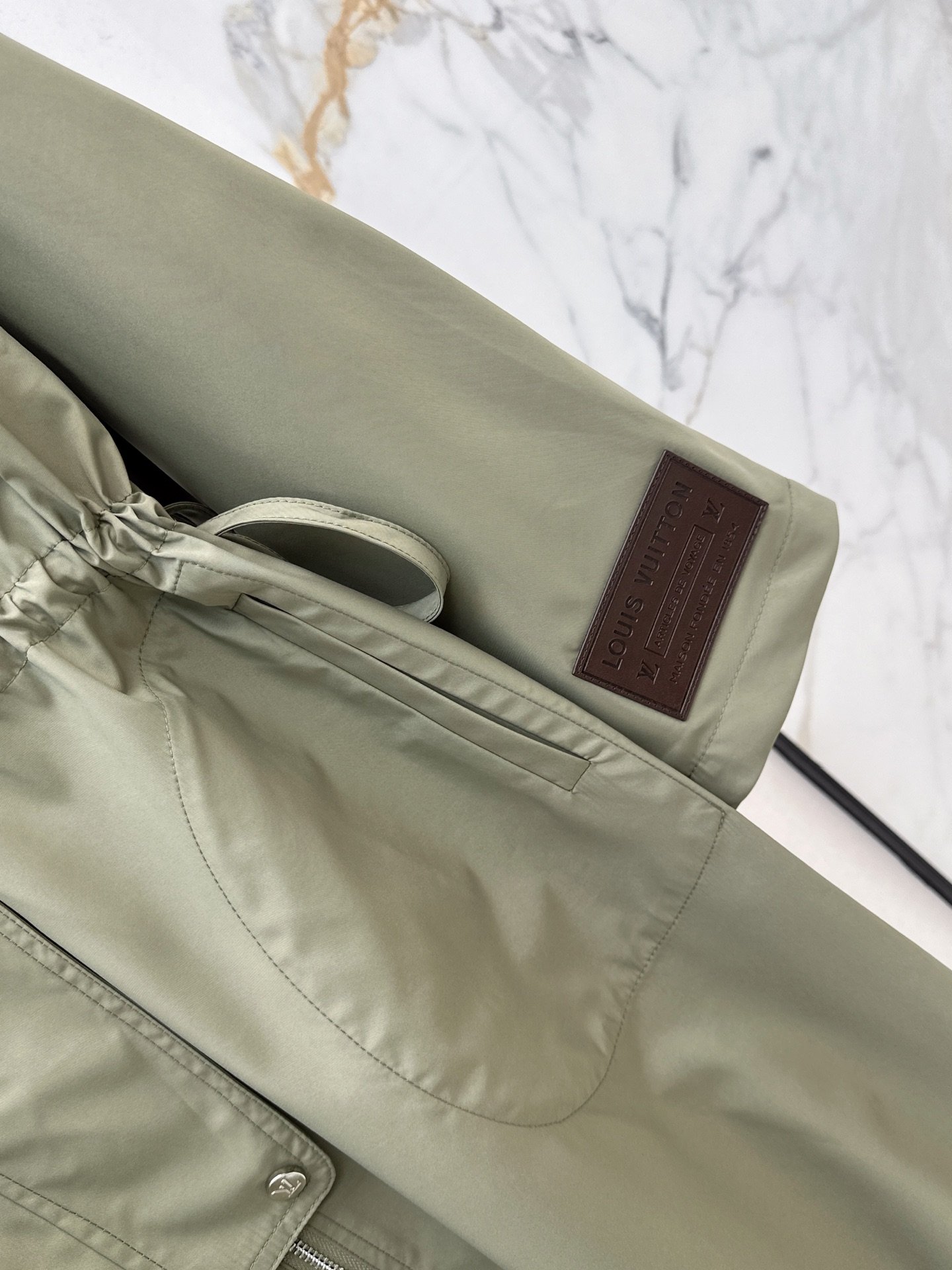 Louis Vuitton Parka longue à capuche et taille coulissée