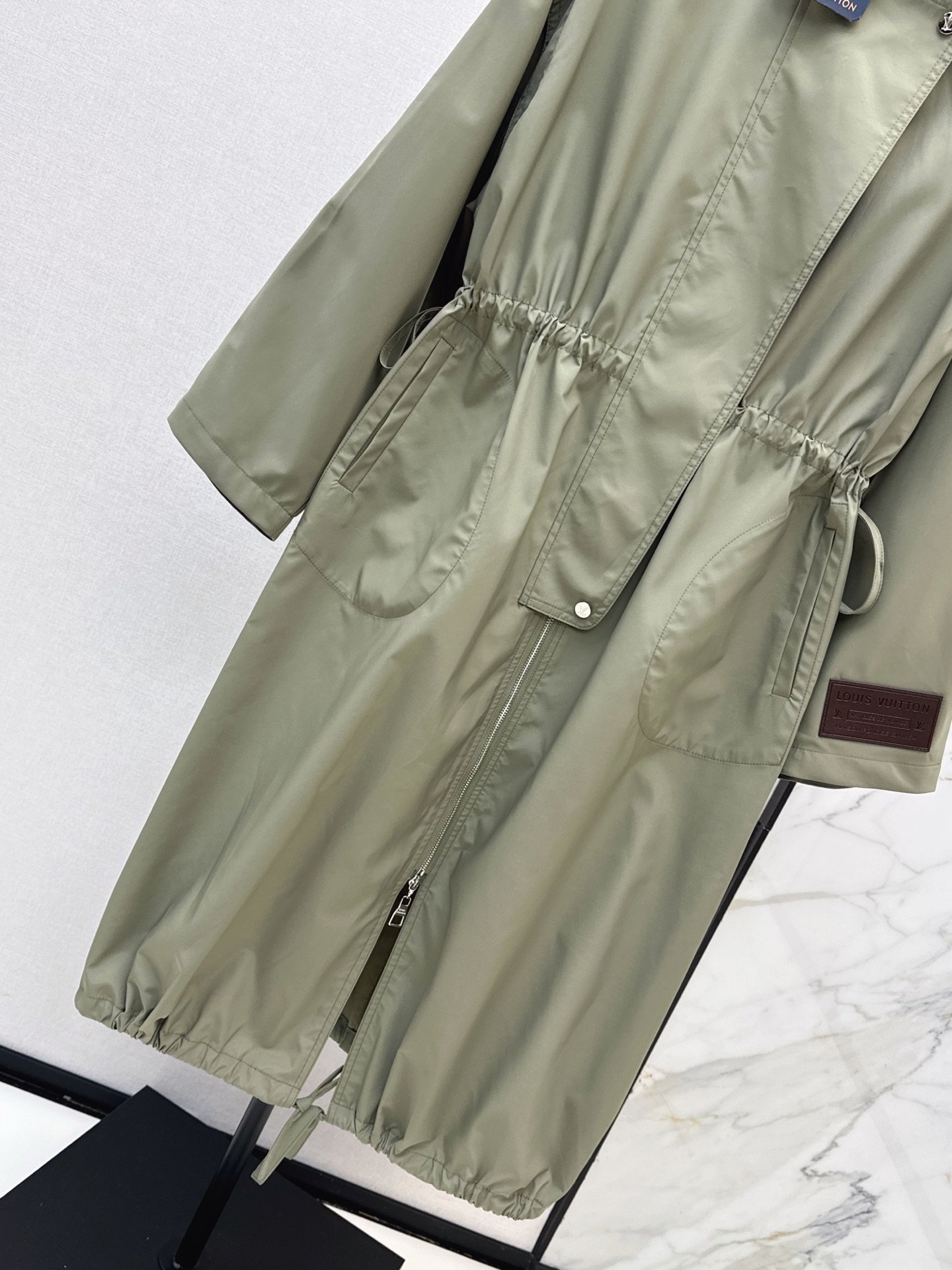 Louis Vuitton Parka longue à capuche et taille coulissée