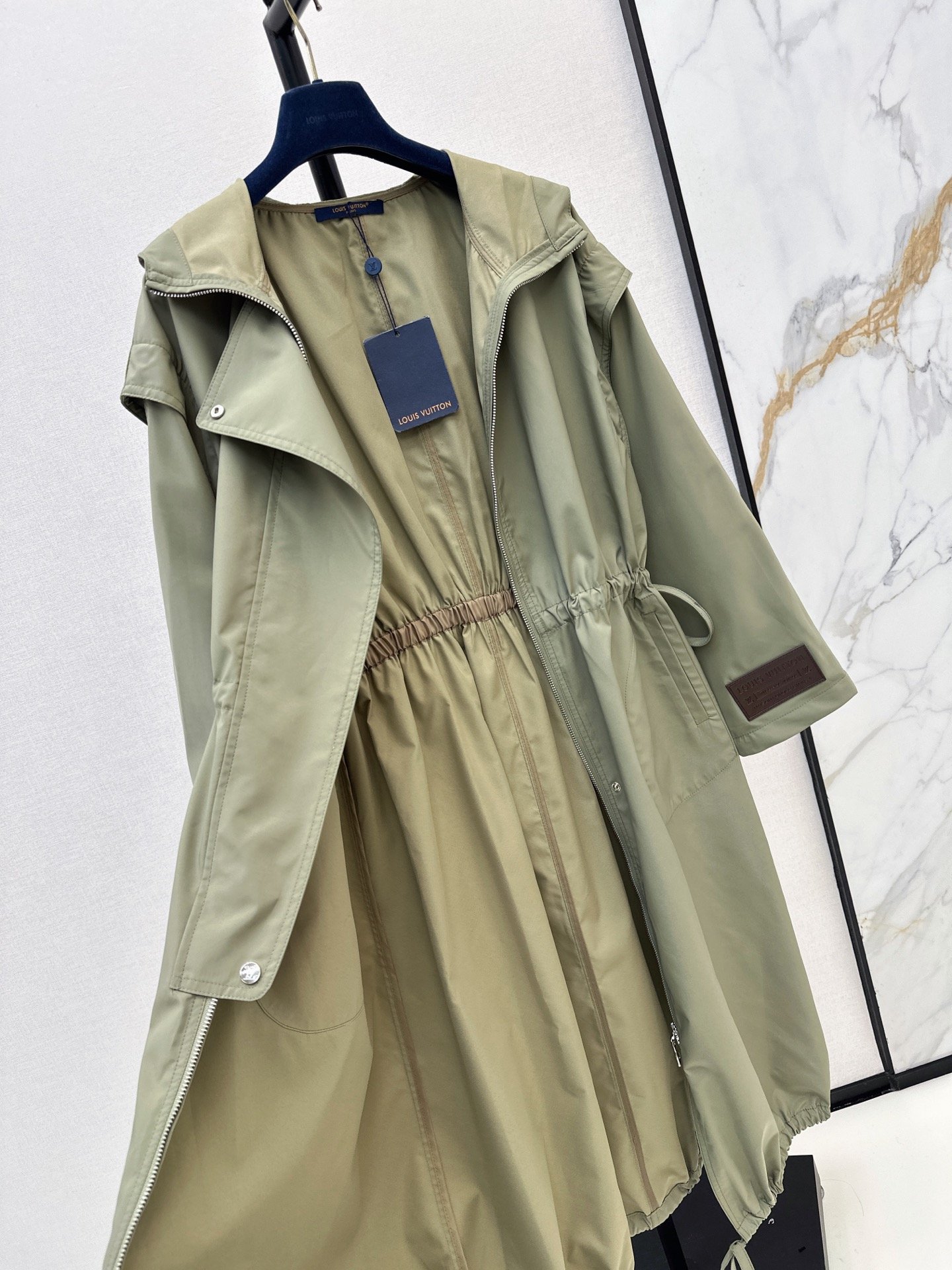 Louis Vuitton Parka longue à capuche et taille coulissée