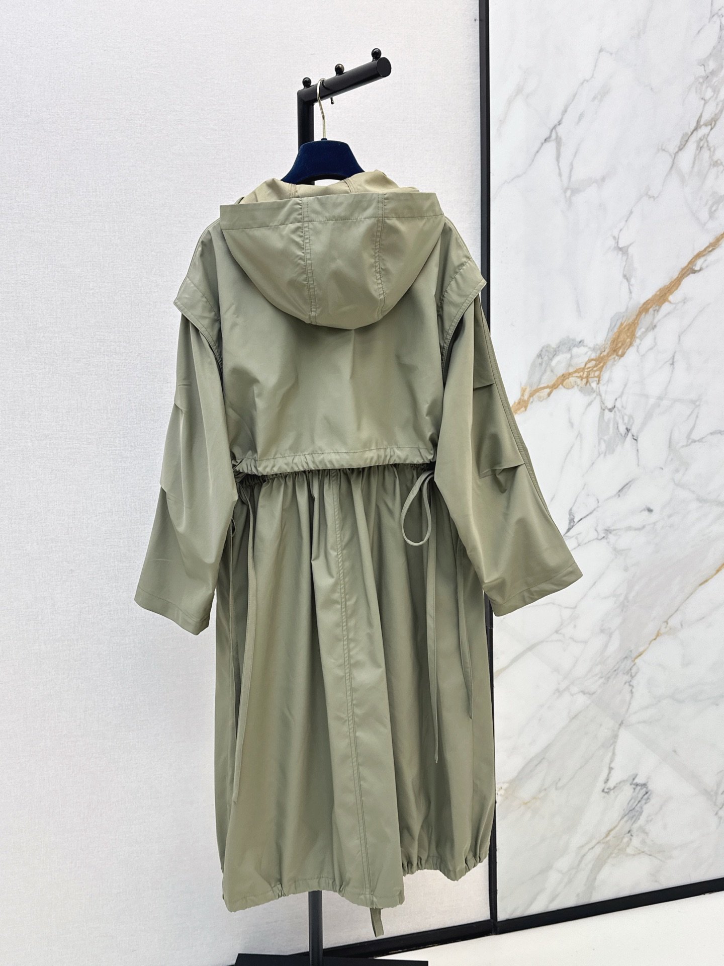 Louis Vuitton Parka longue à capuche et taille coulissée