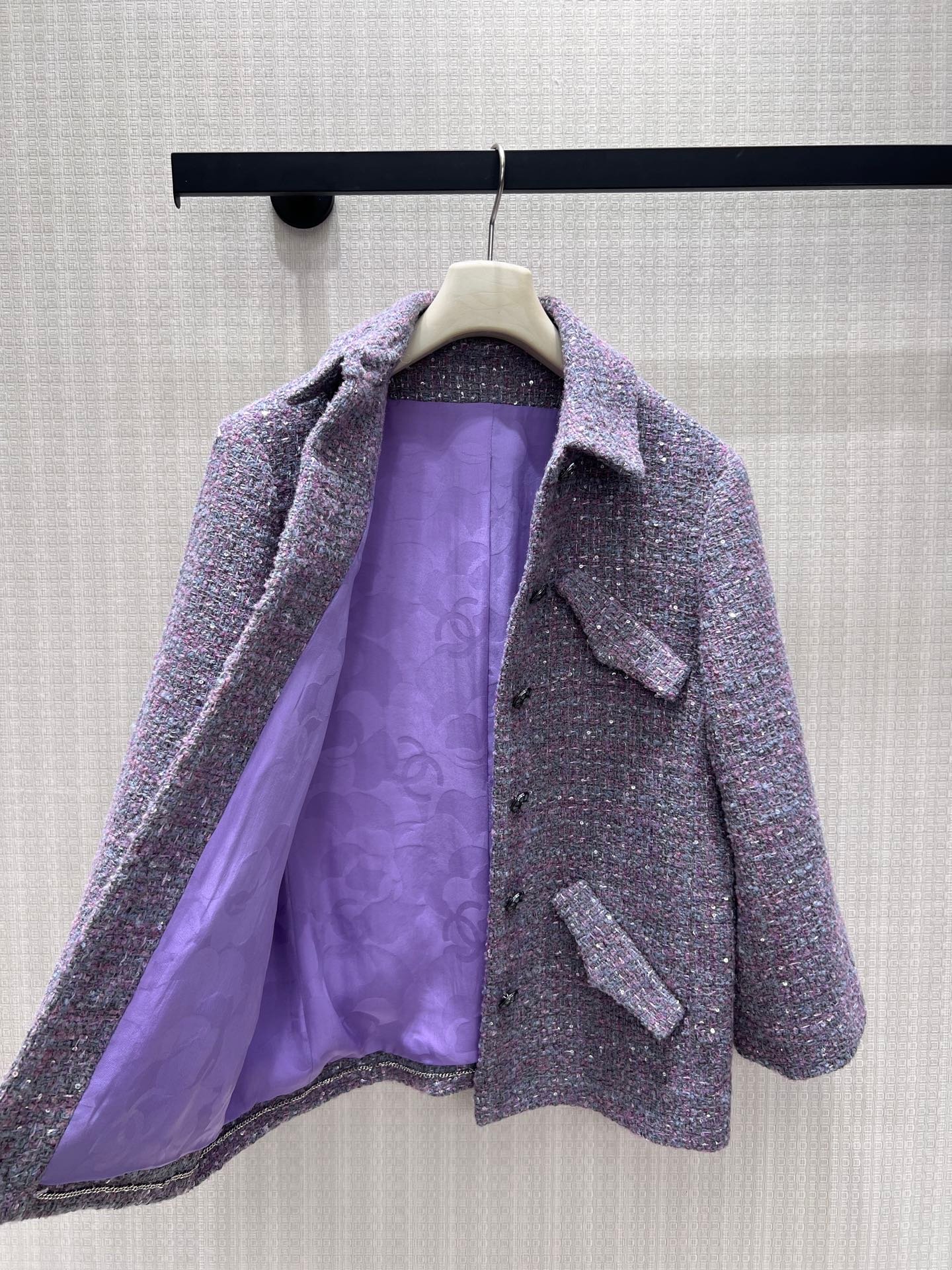 Chanel Veste en tweed violet à poches à rabat