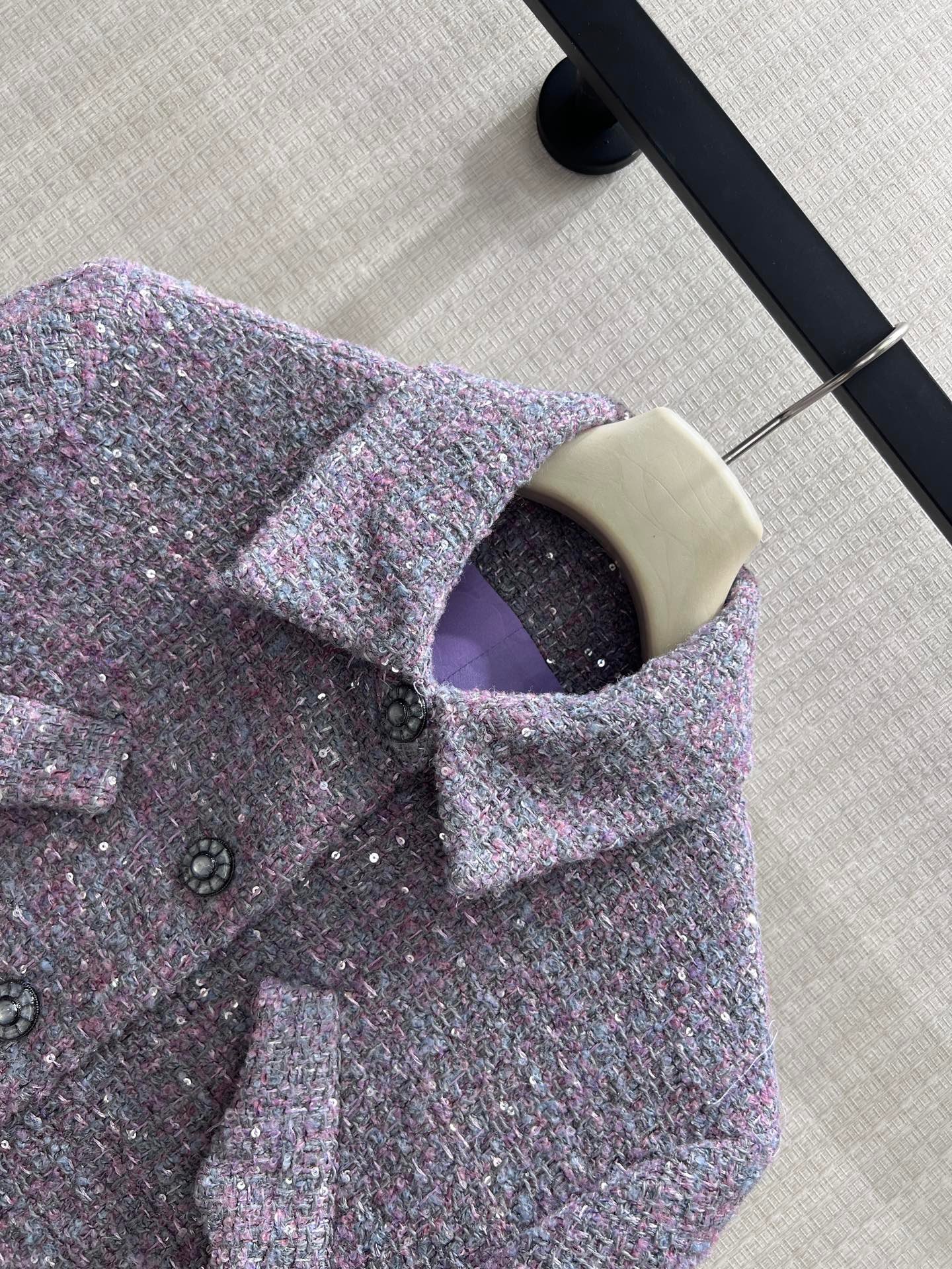 Chanel Veste en tweed violet à poches à rabat