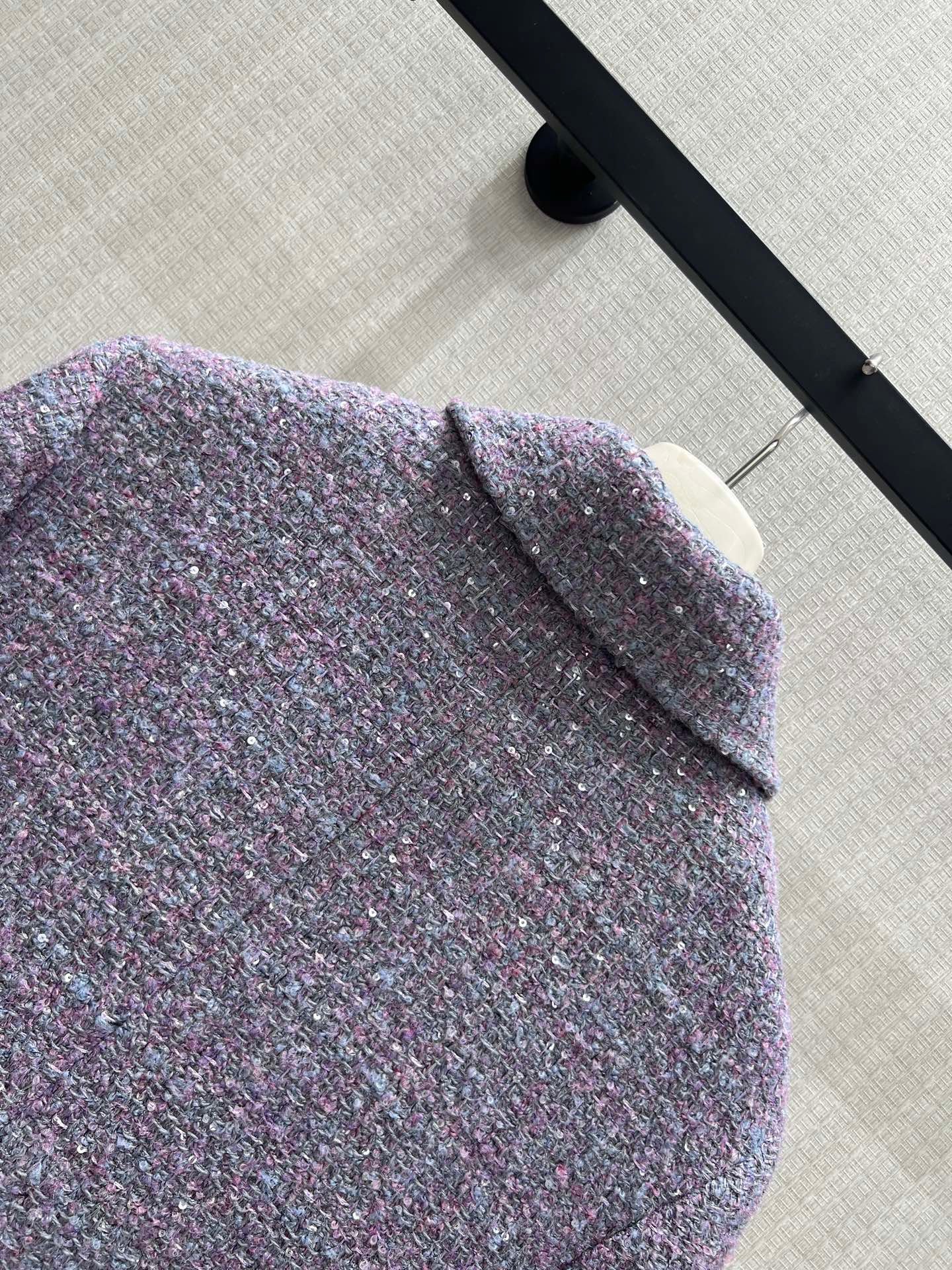 Chanel Veste en tweed violet à poches à rabat