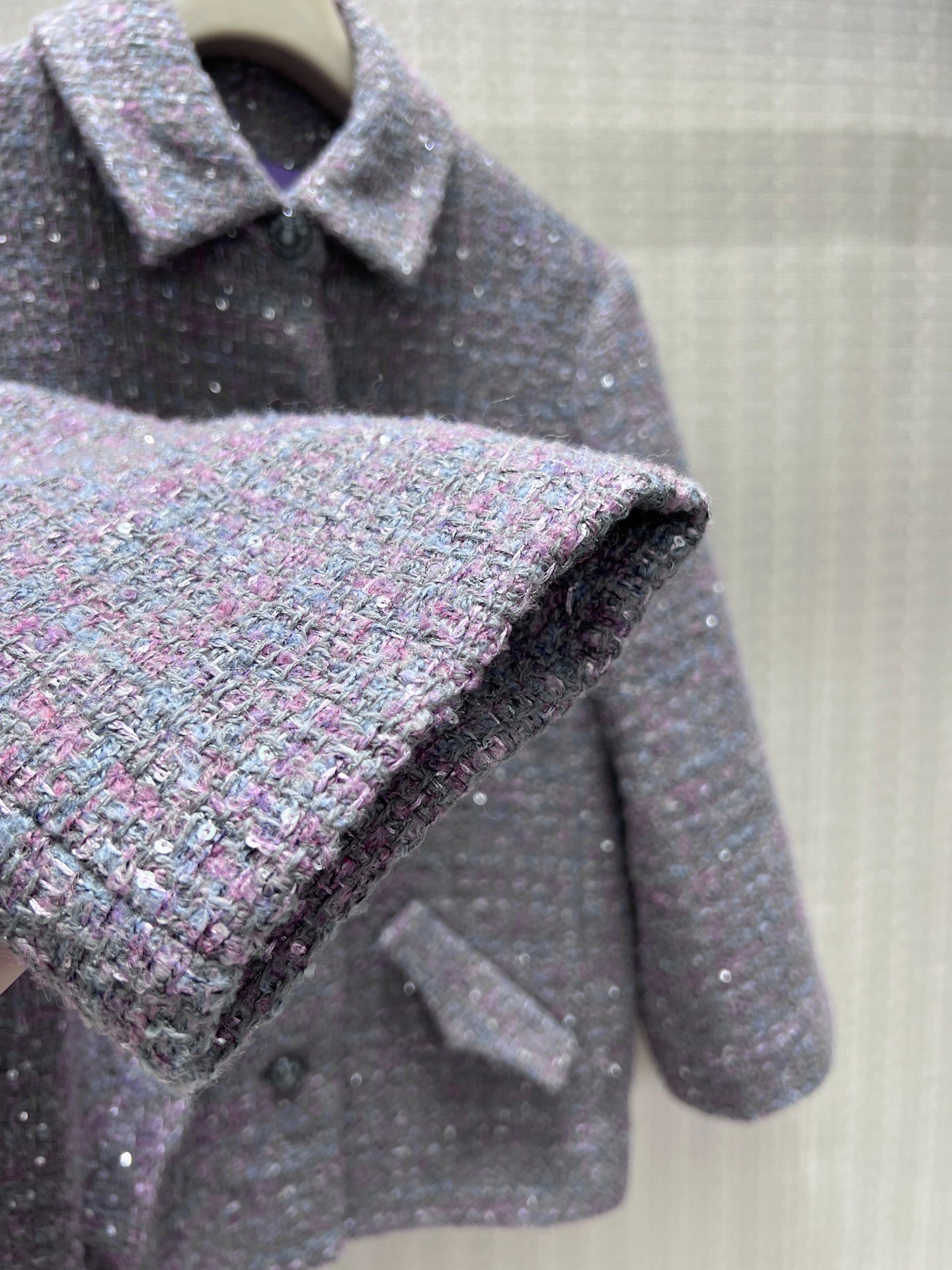 Chanel Veste en tweed violet à poches à rabat