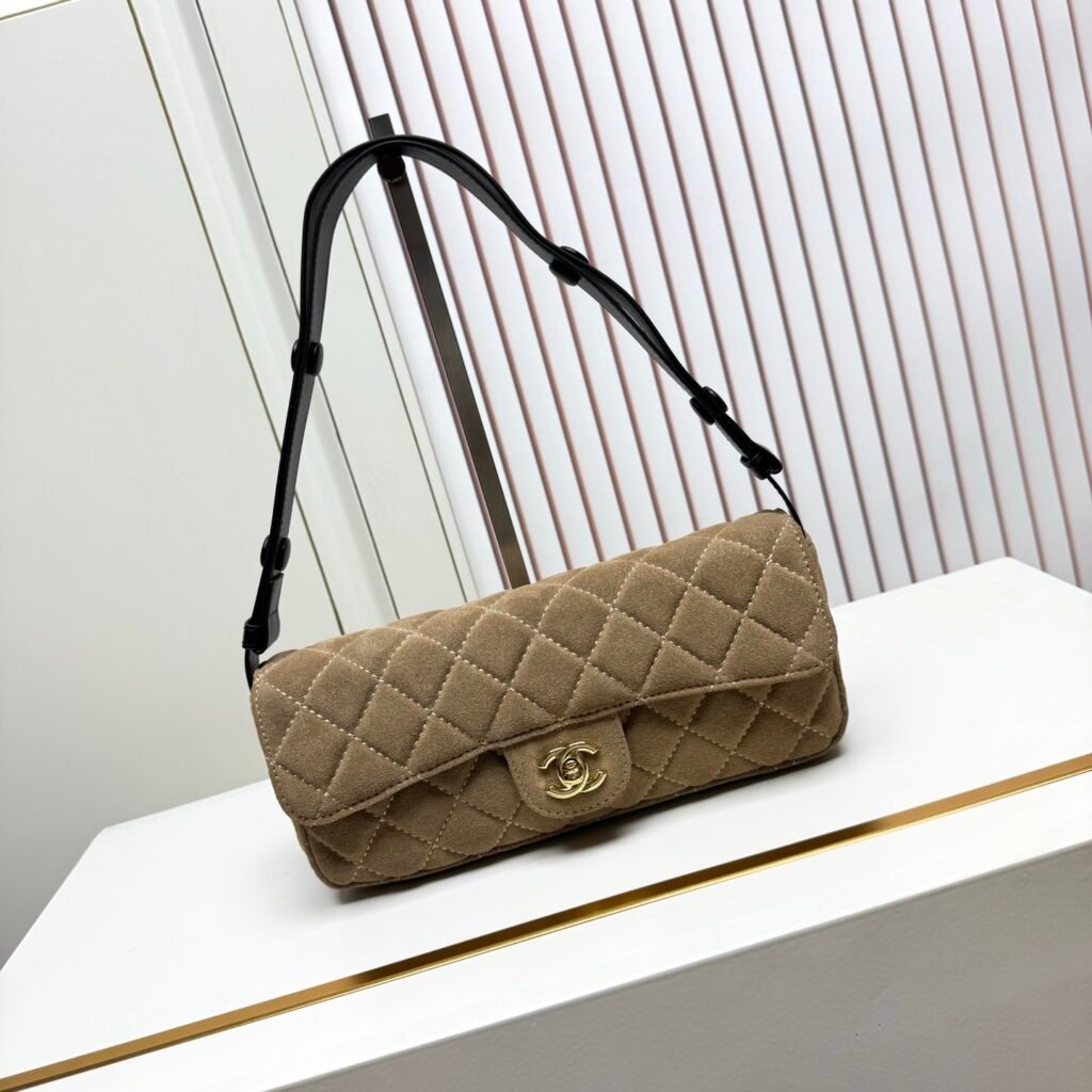 Chanel Sac baguette matelassé à rabat
