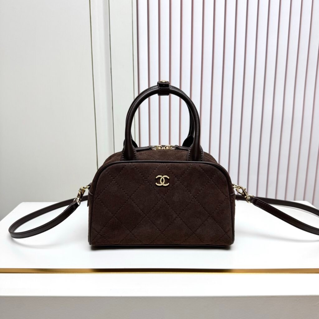 Chanel Mini sac bowling matelassé aspect suédé