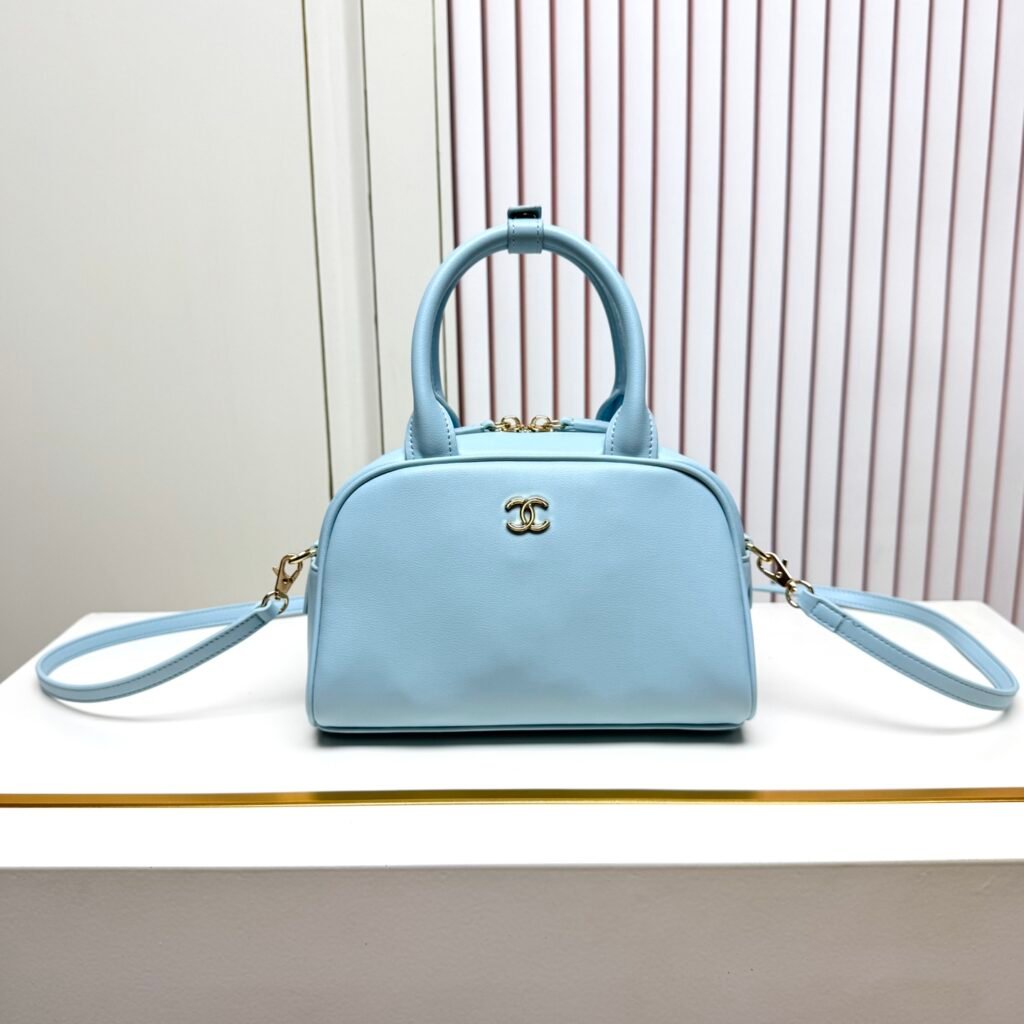 Chanel Mini sac bowling lisse à logo CC