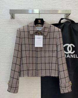Chanel Veste courte à carreaux et boutons bijoux