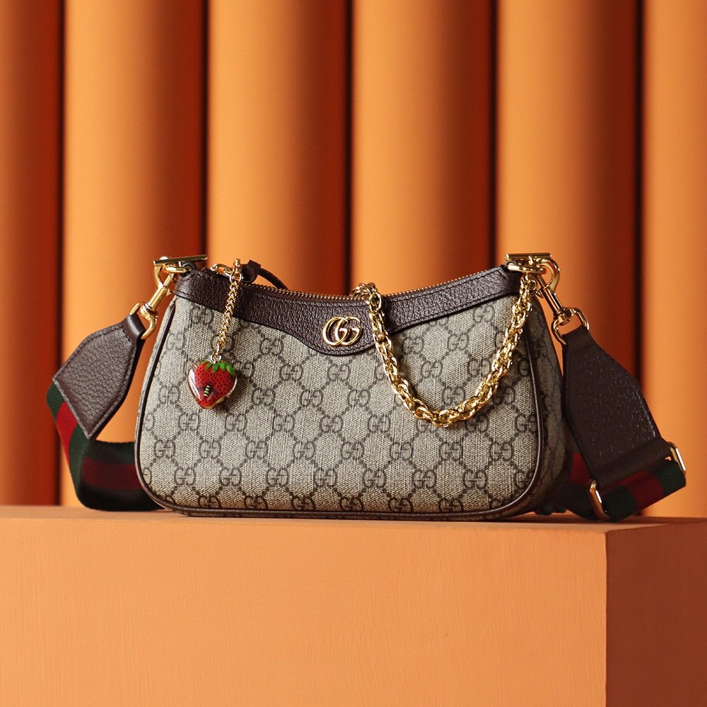 Gucci Ophidia GG sac à chaîne et charm fraise