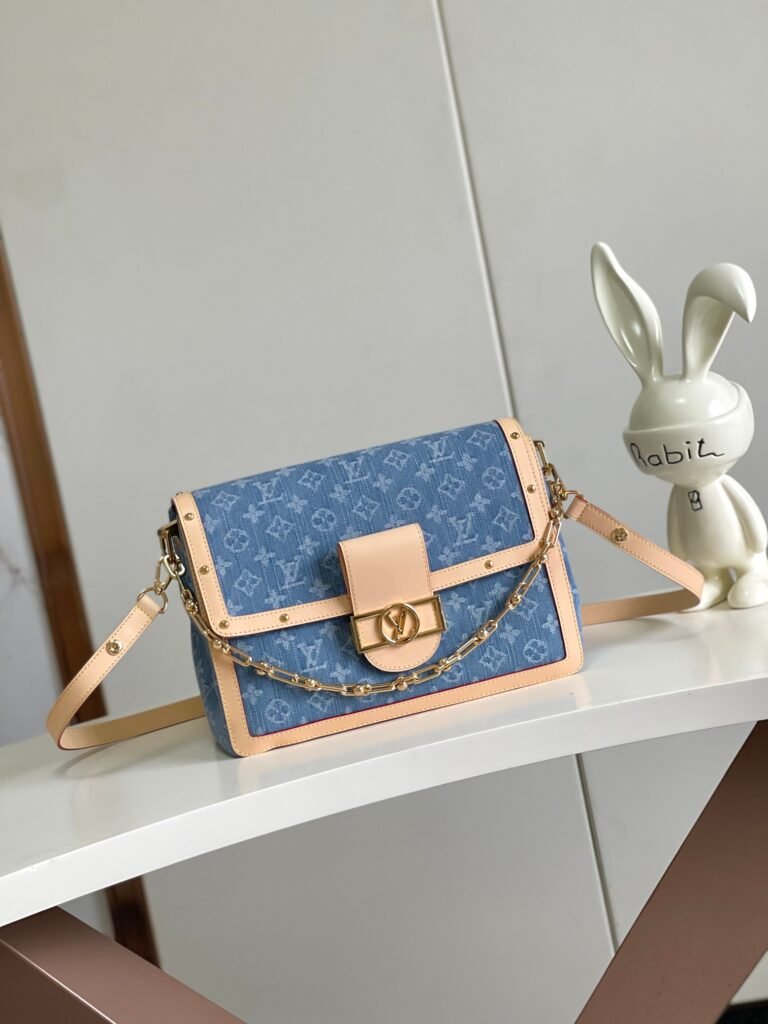 Louis Vuitton Dauphine sac à rabat Monogram denim bleu