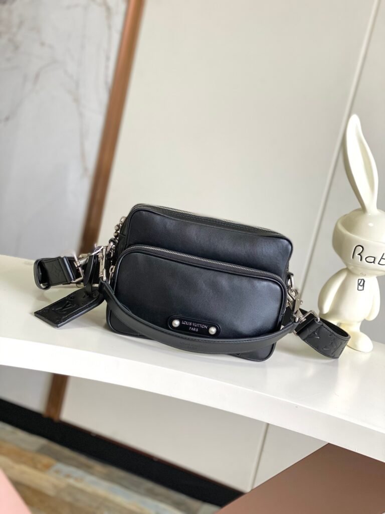Louis Vuitton sac bandoulière noir à poche frontale et charms
