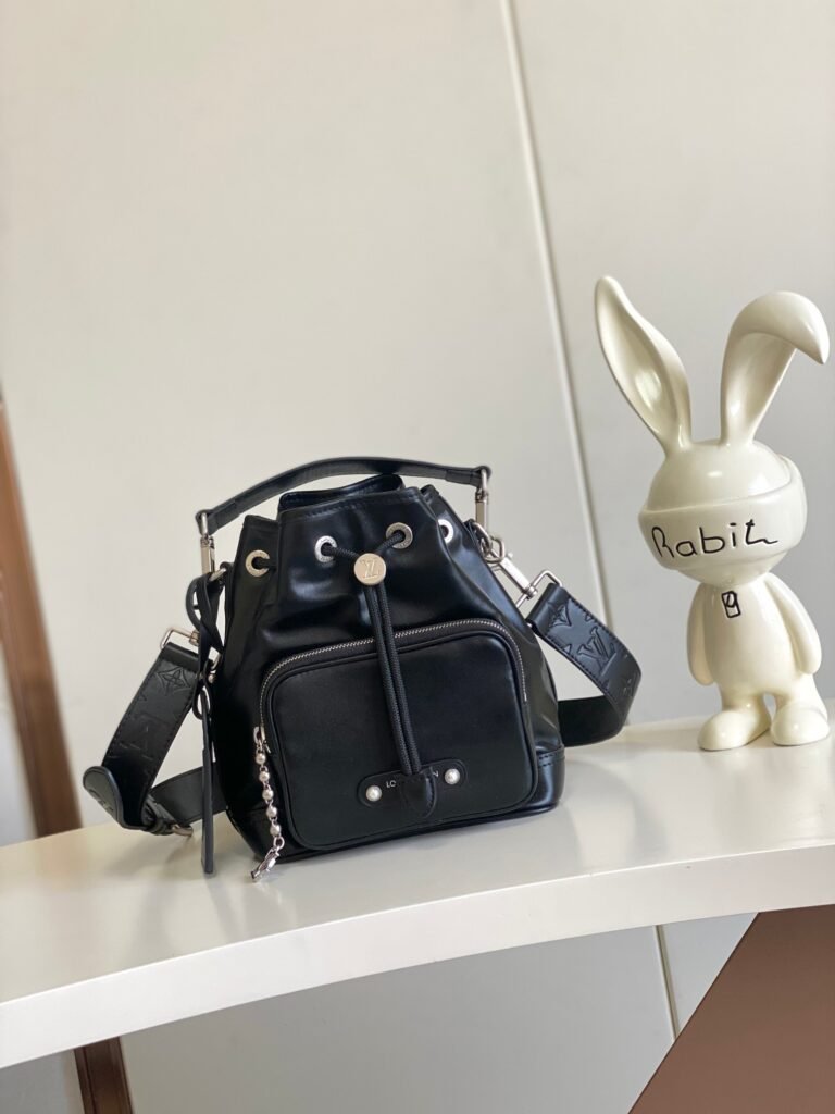 Louis Vuitton sac seau noir à cordon et poche frontale