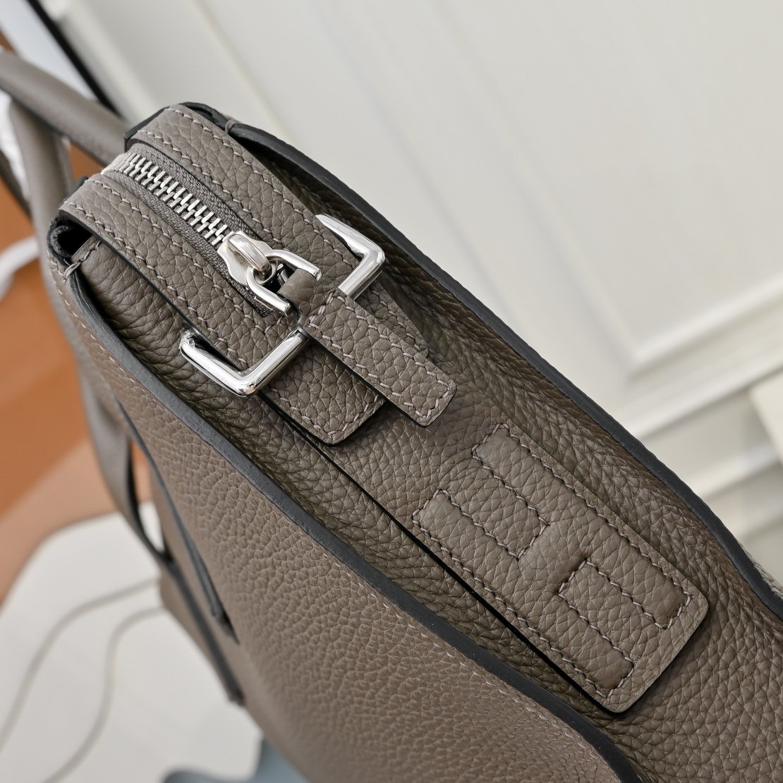 Hermès sacoche à poignées et H perforé
