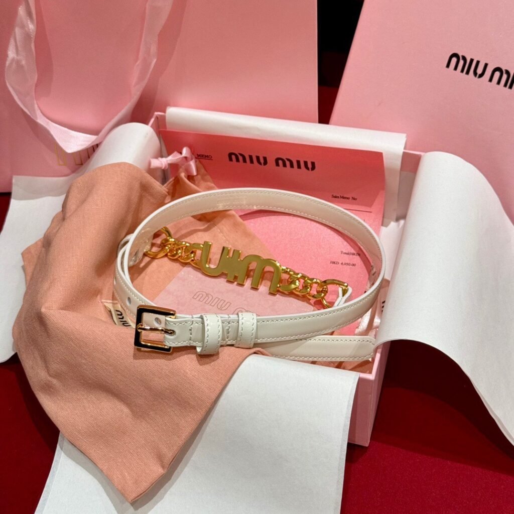 Miu Miu ceinture fine blanche à lettres dorées