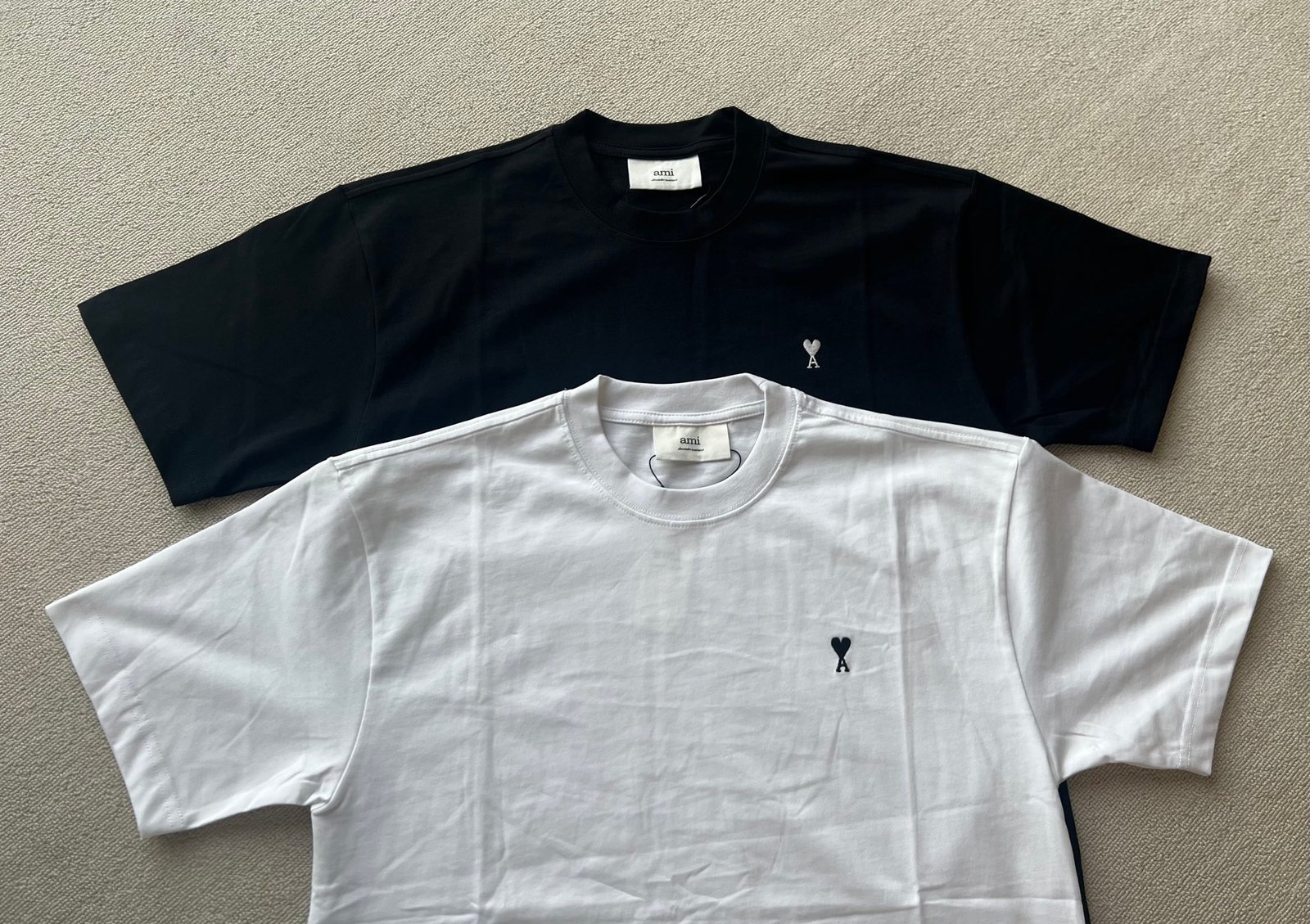 AMI Paris t-shirt bicolore à cœur