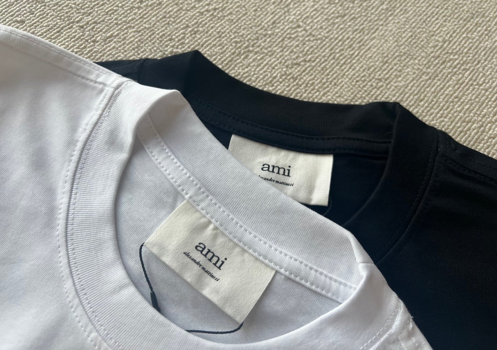 AMI Paris t-shirt bicolore à cœur