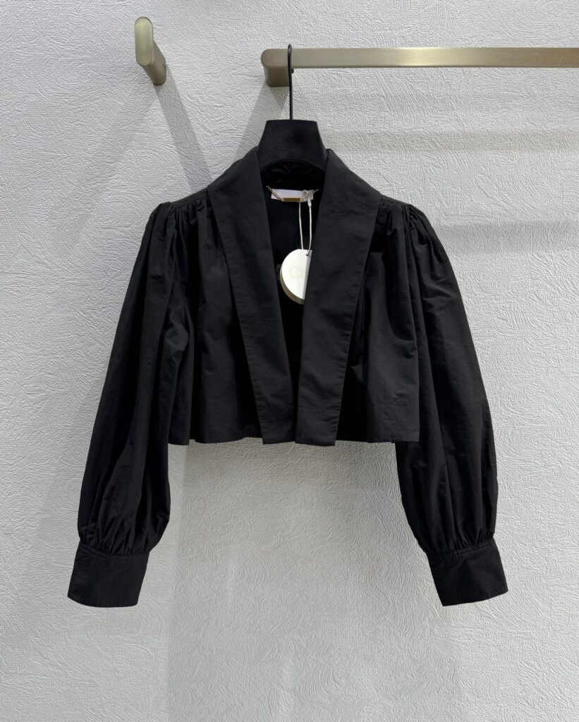 Chloé blouse noire à détails froncés
