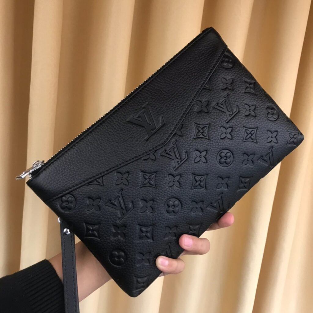 Louis Vuitton Pochette zippée Monogram embossé noire