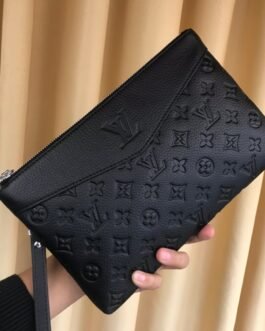 Louis Vuitton Pochette zippée Monogram embossé noire