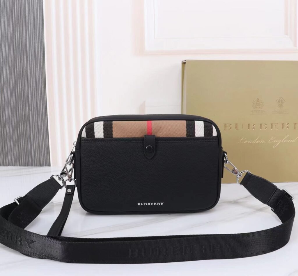 Burberry Sacoche bandoulière en cuir noir avec détail Check