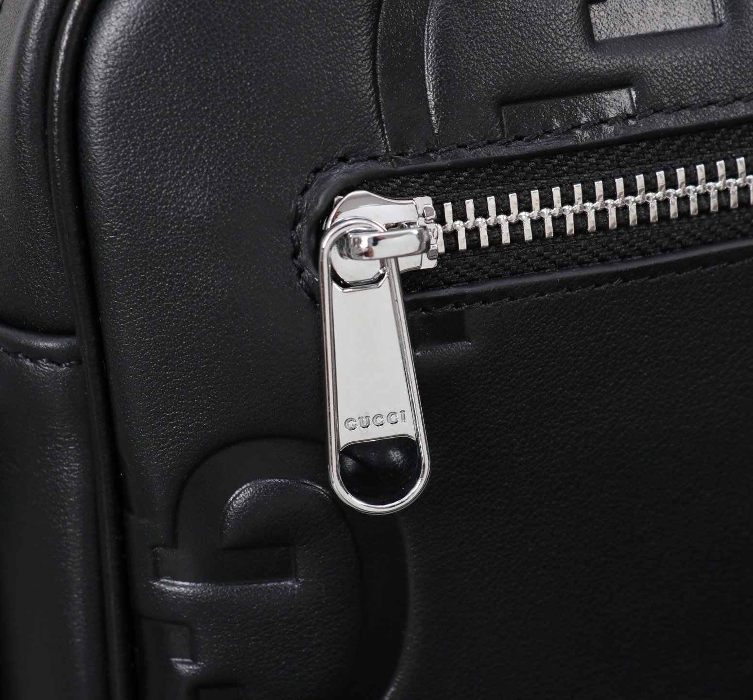 Gucci Sacoche bandoulière GG embossée noire