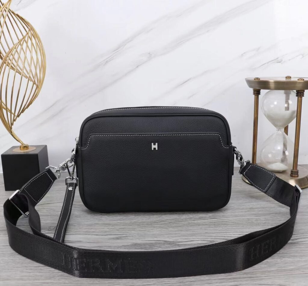 Hermès Sacoche bandoulière en cuir noir à logo H