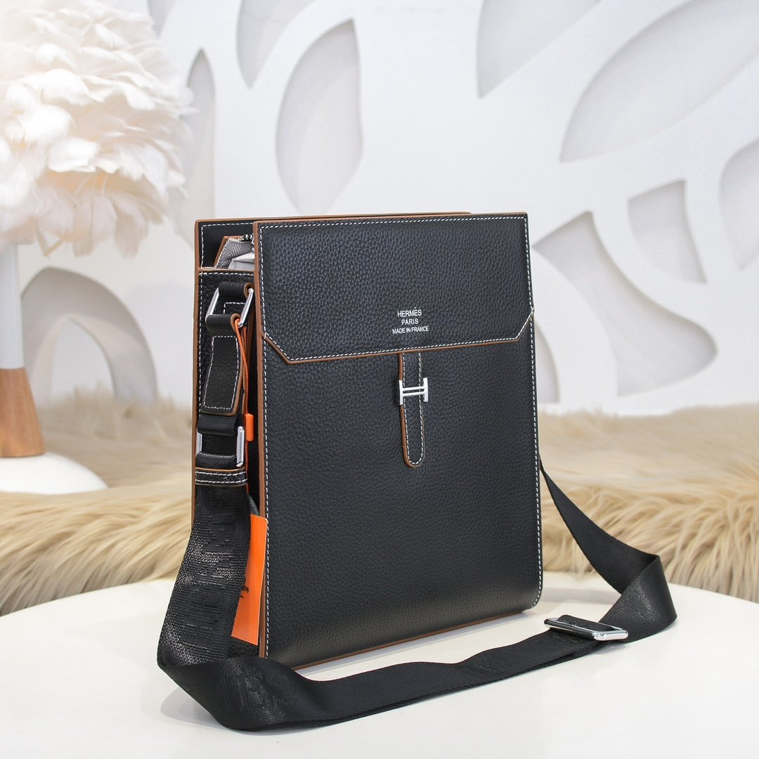 Hermès Sacoche verticale à rabat noire