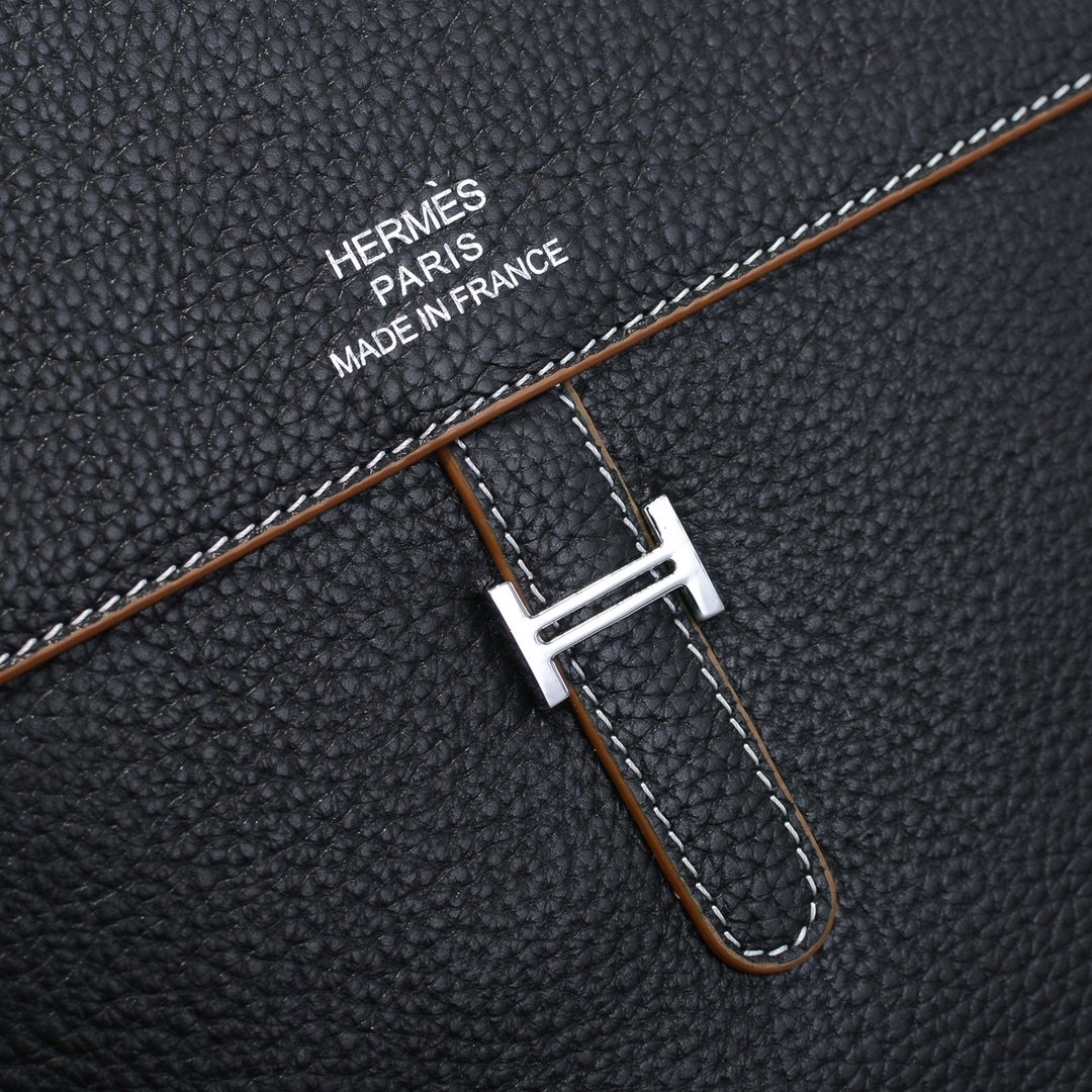 Hermès Sacoche verticale à rabat noire