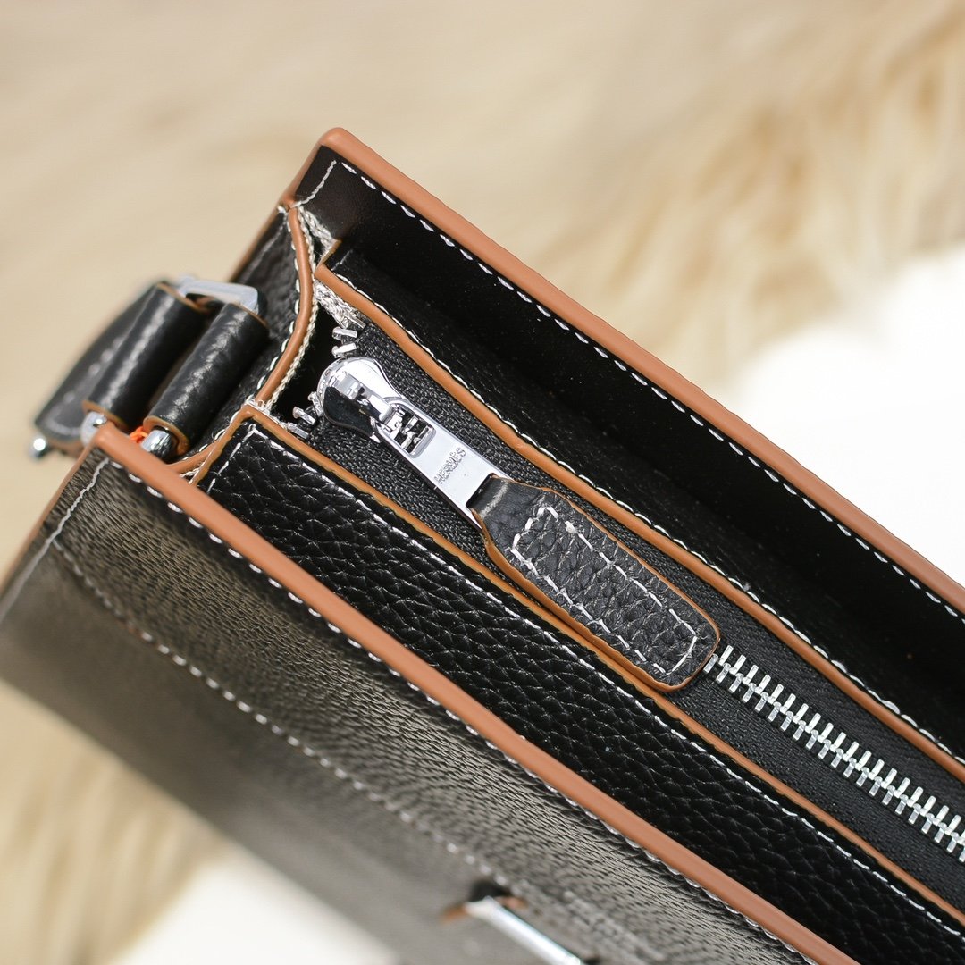 Hermès Sacoche verticale à rabat noire