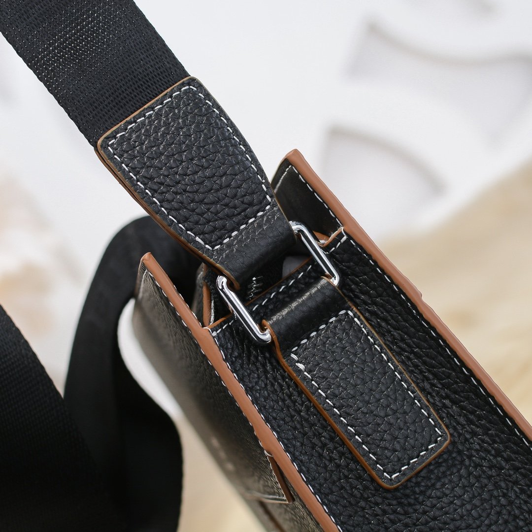 Hermès Sacoche verticale à rabat noire