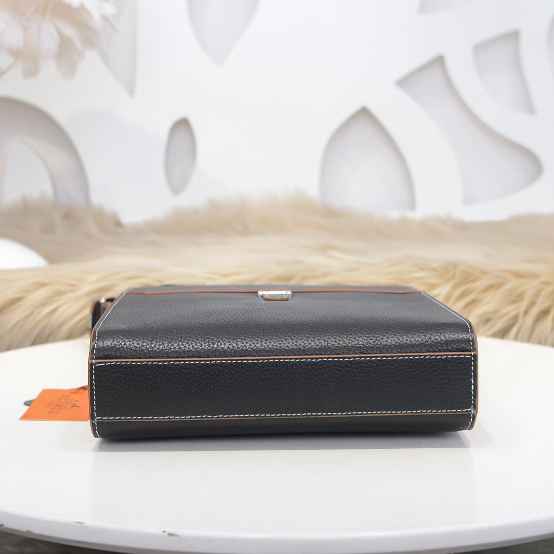 Hermès Sacoche verticale à rabat noire