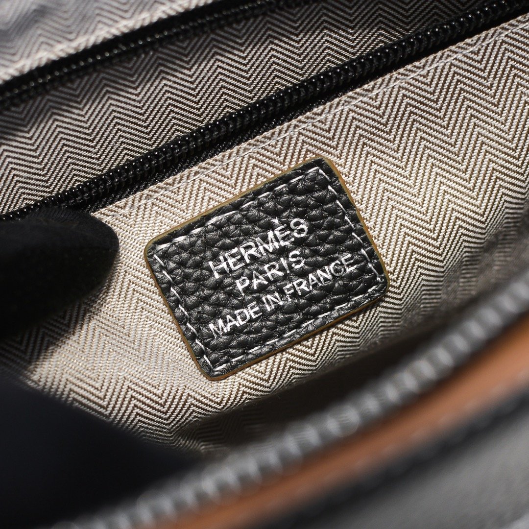 Hermès Sacoche verticale à rabat noire