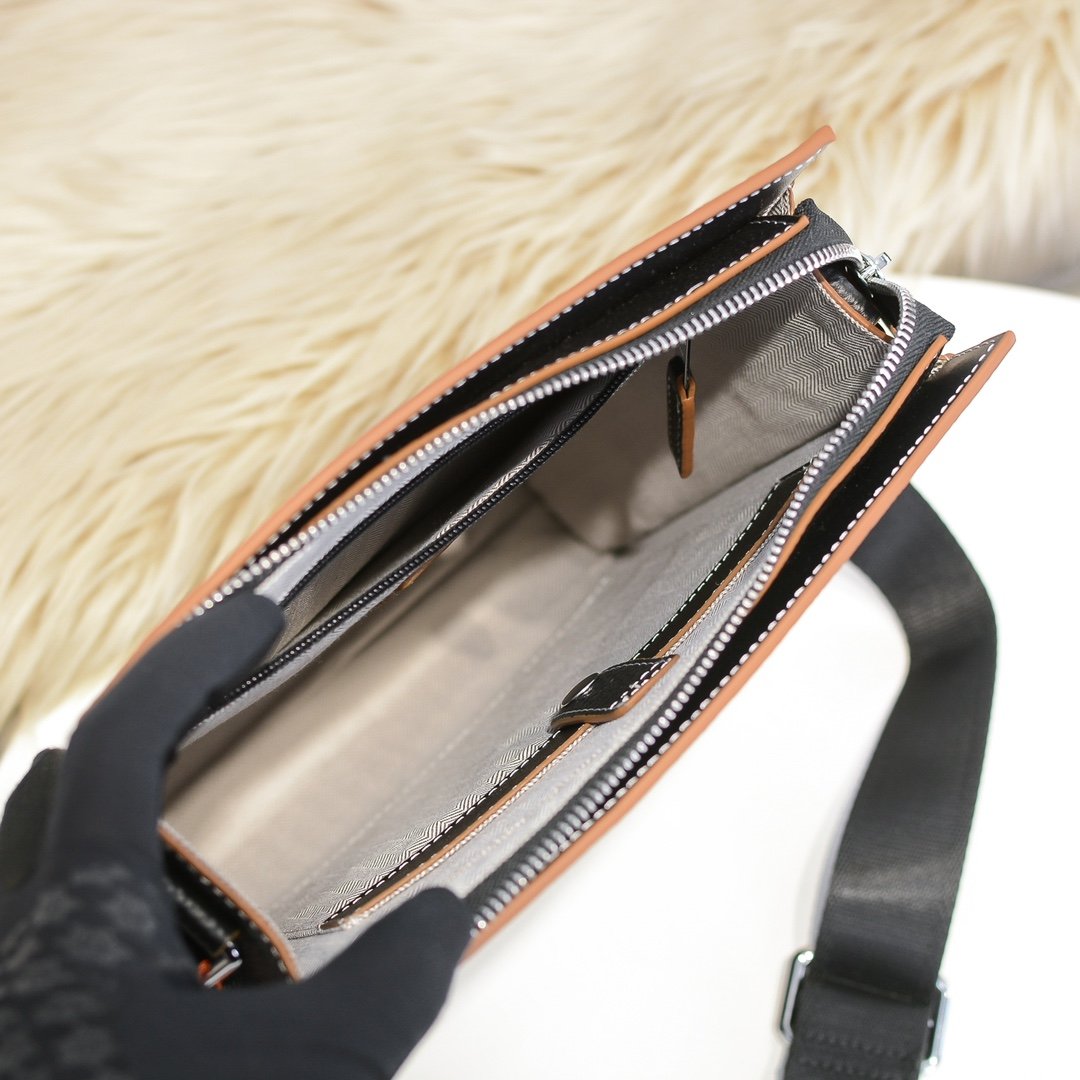Hermès Sacoche verticale à rabat noire