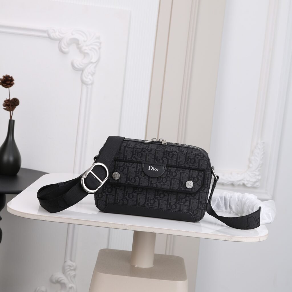Dior Sacoche noire à boucle CD