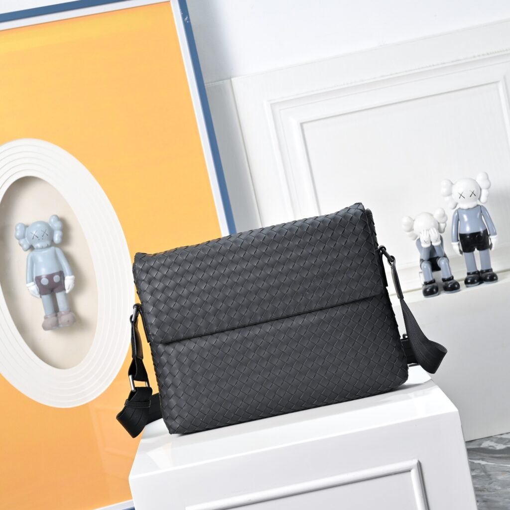 Bottega Veneta Sacoche Intrecciato à rabat noire
