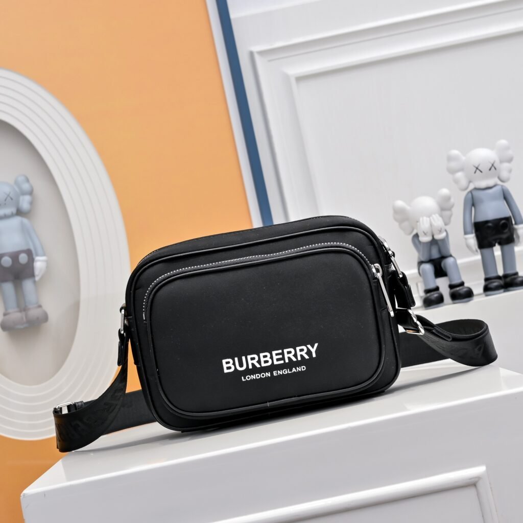 Burberry Sacoche noire à logo blanc