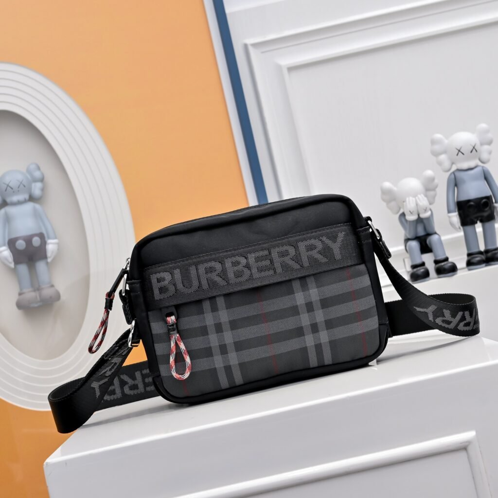 Burberry Sacoche noire à logo oversize
